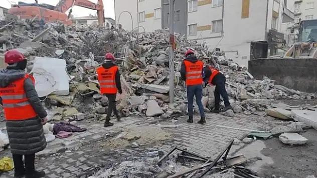 AİÇÜ akademisyenleri deprem bölgesinde