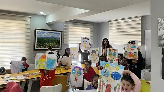 Diyadin'de depremden etkilenen çocuklara moral oldular