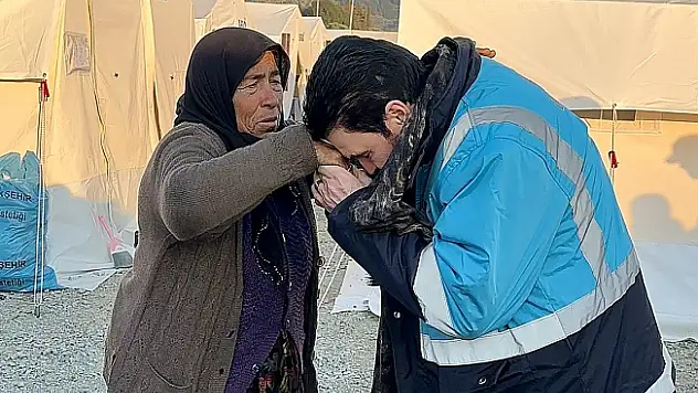 Savcı Sayan, deprem bölgesinde vatandaşlarla bir araya  geldi