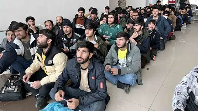 Ağrı'da 136 Afgan göçmen, sınır dışı edildi