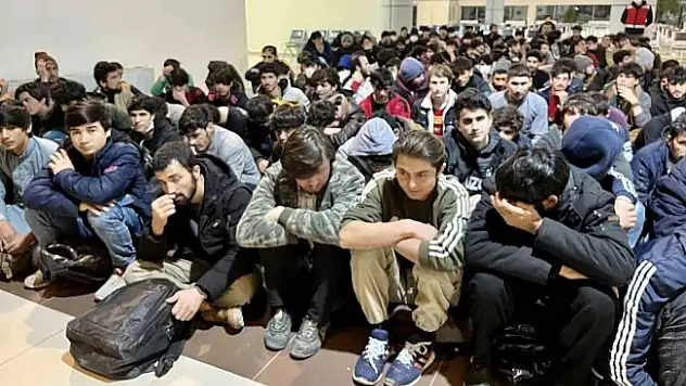 Ağrı'da 136 Afgan göçmen, ülkelerine gönderildi