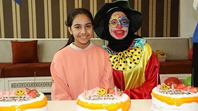 Ağrı'da depremzede Cemre'ye sürpriz doğum günü