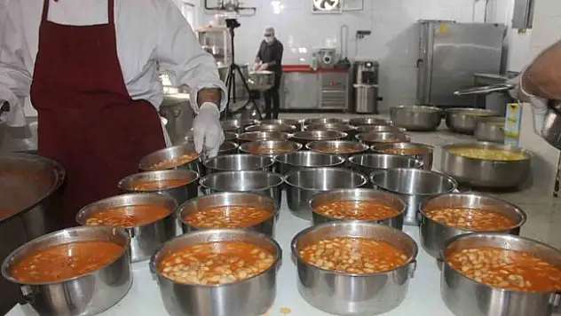 Ağrı'da Kızılay 4 bin kişiye sıcak yemek veriyor