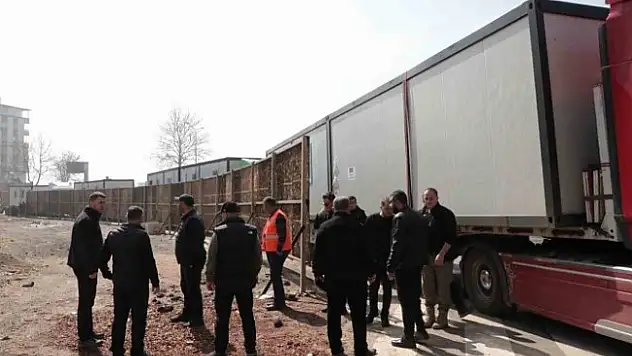 Ağrı Valisi konteyner kentte incelemelerde bulundu