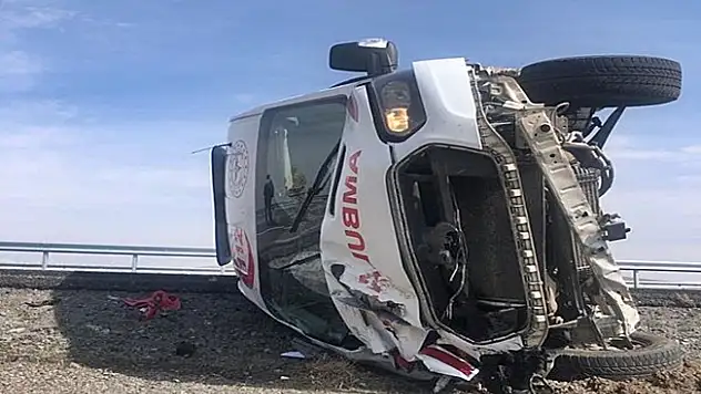 Ağrı'da ambulans kazasında 3 personel yaralandı