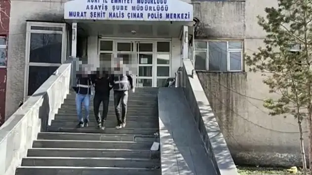 Ağrı'da kablo çalan hırsız kameralara yakalandı!