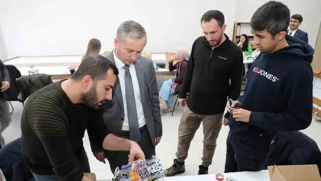 Hasan Kökrek, Ağrı'nın Zirvesinde Teknoloji Yarışması'nı inceledi