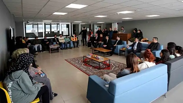 Rektör Karabulut, depremden etkilenen öğrencileri ziyaret etti