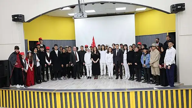 Ağrı'da İngilizce tiyatro gösterisi yapıldı