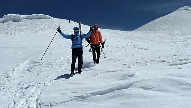 Ağrı Dağı zirvesinde kayak heyecanı
