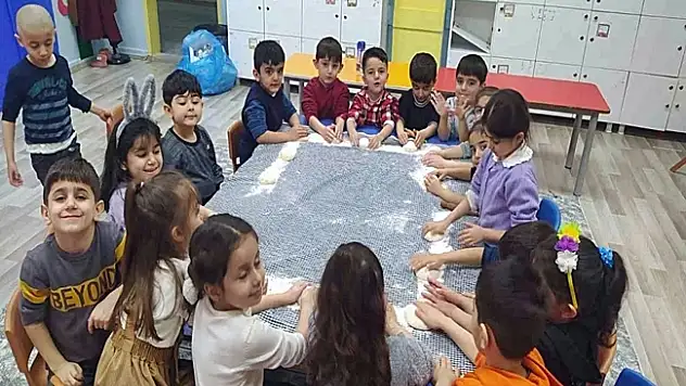 Ağrı'da minik öğrenciler iftar ekmeği hazırladı