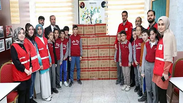 Ağrı'da toplanan yardımlar Kızılay'a teslim edildi