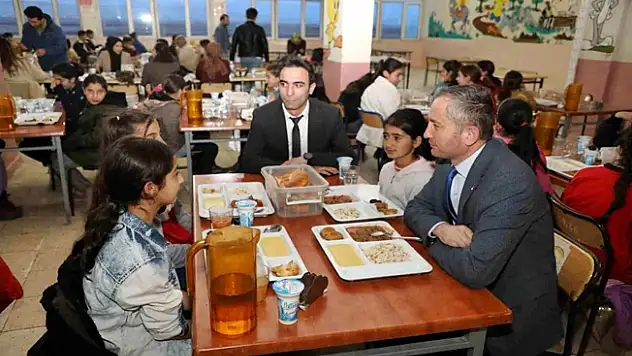 Ağrı Milli Eğitim Müdürü iftarını öğrencilerle açtı