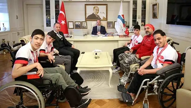 Rektör Karabulut başarılı sporcuları kutladı