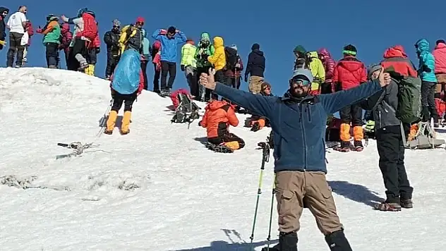 Yabancı turistler Ağrı Dağı zirvesinde