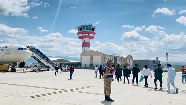 Ağrı'da 227 Afgan göçmen sınır dışı edildi