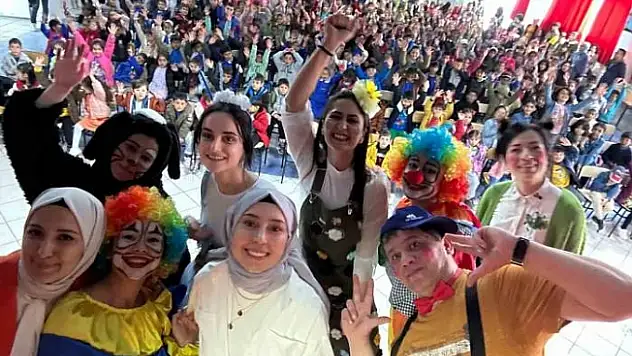 Diyadin'de minik yürekler tiyatro ile eğlendi