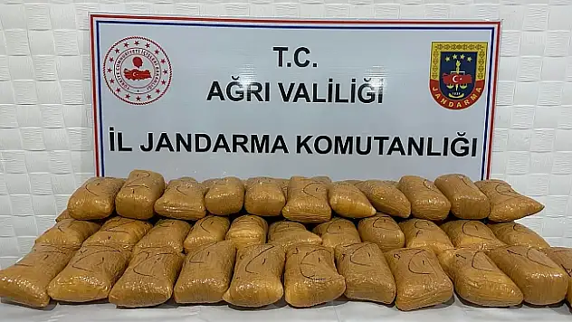 Ağrı'da yapılan aramada 5 Afgan göçmenin üzerinde uyuşturucu ele geçirildi
