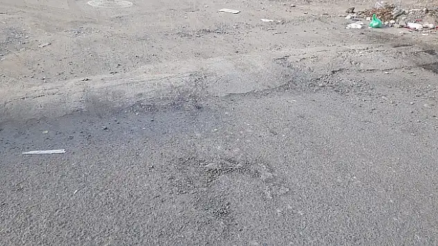 Ağrı'da milyonluk zarar! Yollar tahrip ediliyor