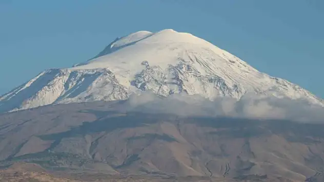 Ağrı Dağı'na mevsimin ilk karı yağdı