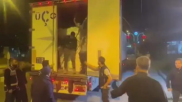Ağrı'da Afgan uyruklu 80 kaçak göçmen yakalandı