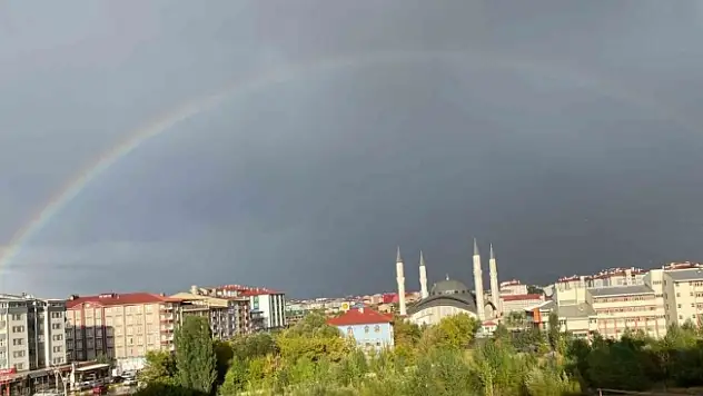 Ağrı'da yağmur sonrası gökkuşağı mest etti