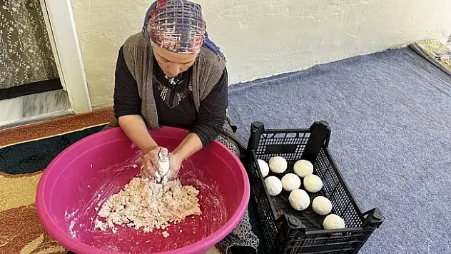 Ağrı'nın lezzetli yöresel yemeği keledoş için 'kurut' mesaisi başladı