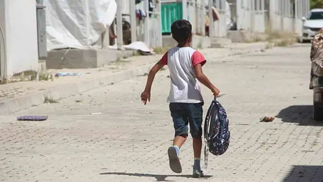 Depremzede çocuklara çanta ve kırtasiye yardımı