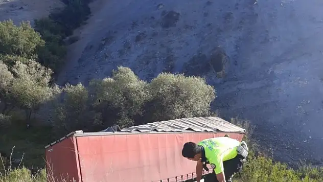 Erzincan'da tır şarampole uçtu