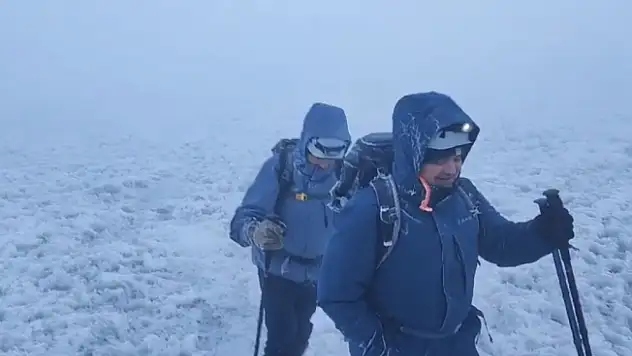 Sis ve fırtına tırmanışa engel olmadı, Ağrı Dağı'nın zirvesi dağcıları ağırladı