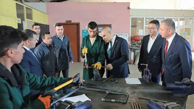 Vali Koç, teknik liseyi ziyaret etti