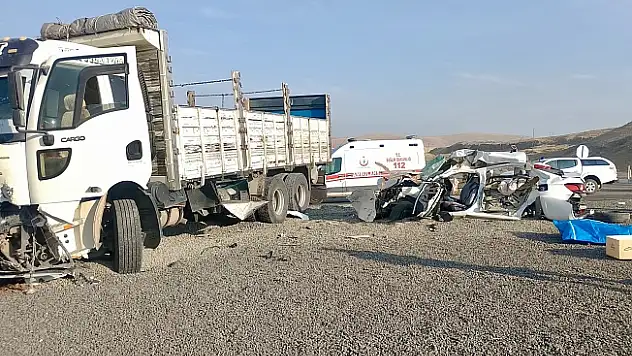 Ağrı'da tır otomobille çarpıştı: 2 ölü, 2 yaralı