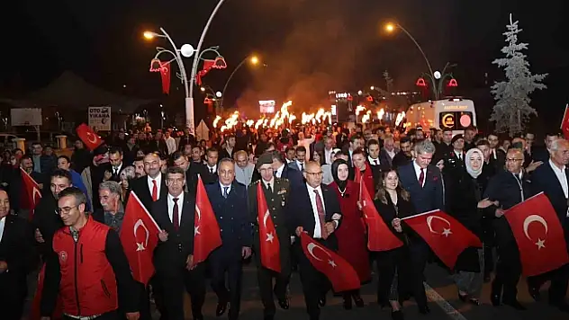 Ağrı'da havai fişek gösterisi geceyi aydınlattı