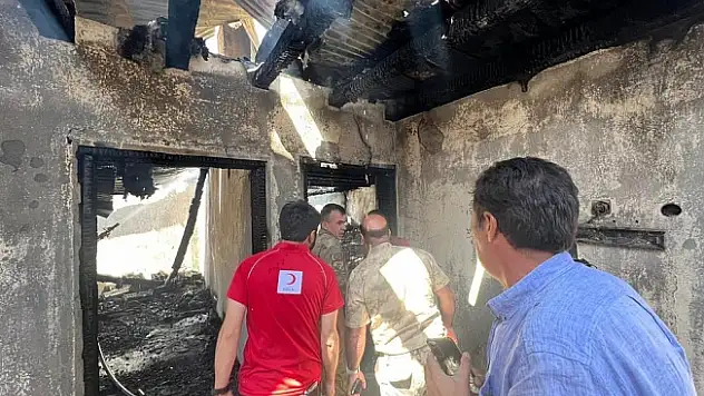 Ağrı'da çıkan yangında bir ev küle döndü