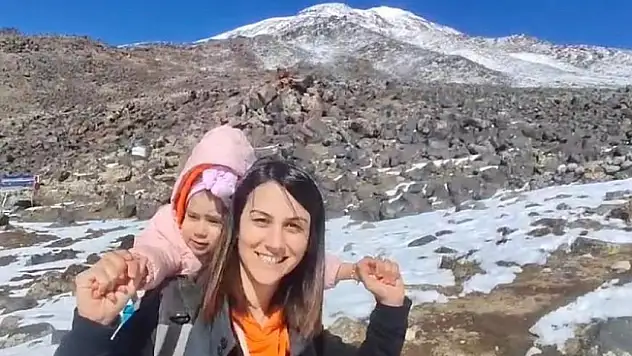 Minik Nisa annesiyle Ağrı Dağı zirvesine çıktı