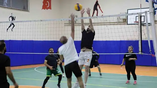 Ağrı'da öğretmenler voleybol turnuvasında ter döktü
