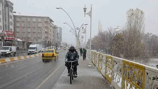 Kar yağışı Ağrı'yı beyaza bürüdü