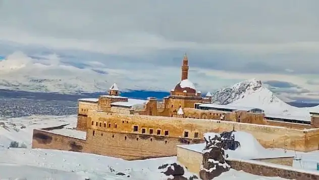 Tarihi saraydan kar manzaraları