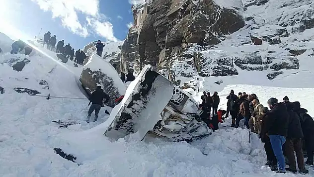 Ağrı'da kepçe devrildi: 4 ölü
