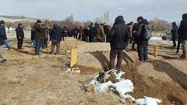 Ağrı'da yol açmaya giden iş makinasının devrilmesi sonucu hayatını kaybeden 4 kişi toprağa verildi