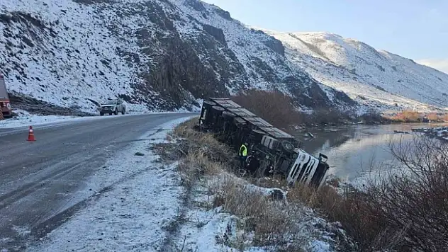 Ağrı'da devrilen tırın sürücüsü hayatını kaybetti