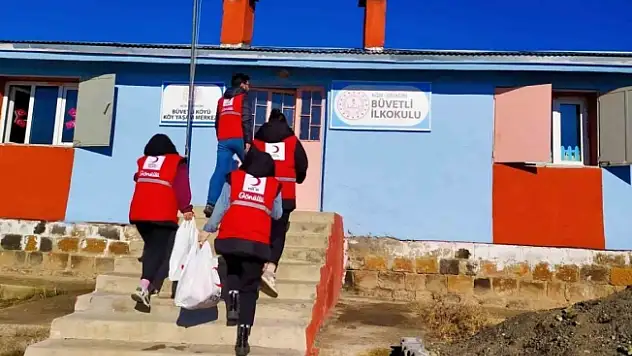 Ağrı'da Kızılay gönüllüleri vatandaşların yüzünü güldürüyor