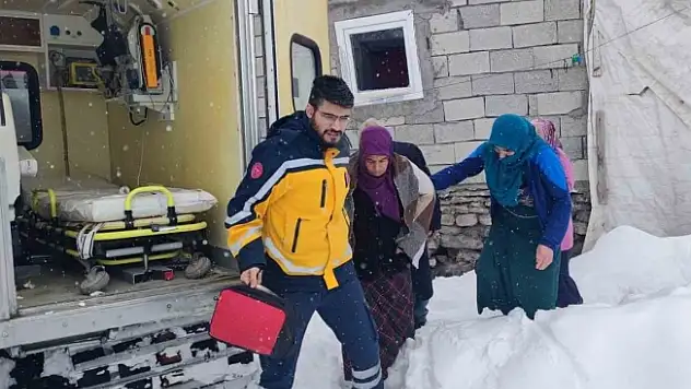 Ağrı'da hamile kadın paletli ambulansla kurtarıldı
