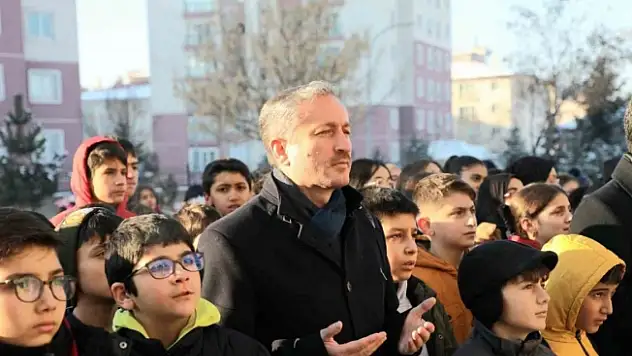 Ağrı'da şehitler için okullarda bir dakikalık saygı duruşunda bulunuldu