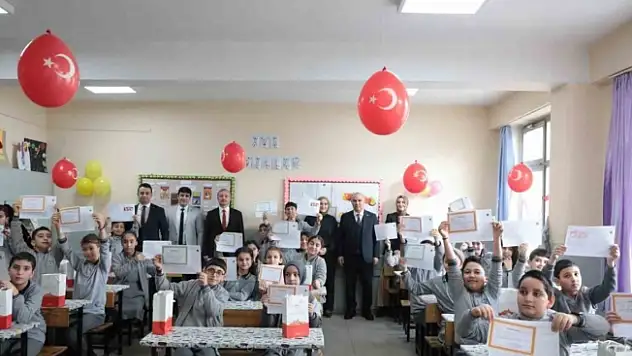 Ağrı'da yeniden okula kazandırılan çocuklar karne heyecanı yaşadı