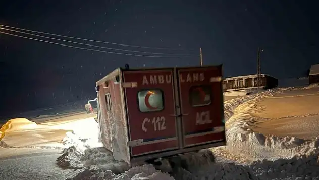 Hamile kadın paletli ambulansla kurtarıldı