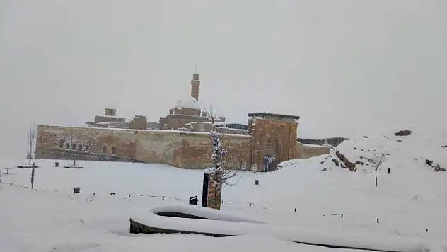 Tarihi İshak Paşa Sarayı'ndan kar manzaraları