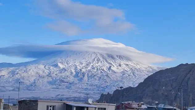 Türkiye'nin çatısı Ağrı Dağı buluttan şapkasını taktı