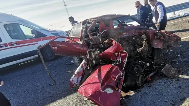 Tutak'ta otomobil bariyerlere çarptı: 2 yaralı