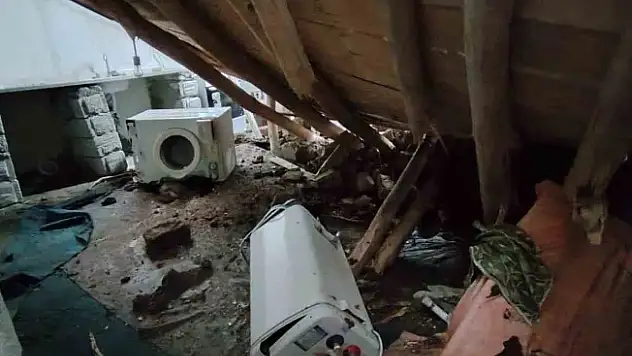 Ağrı'da evin damı çöktü
